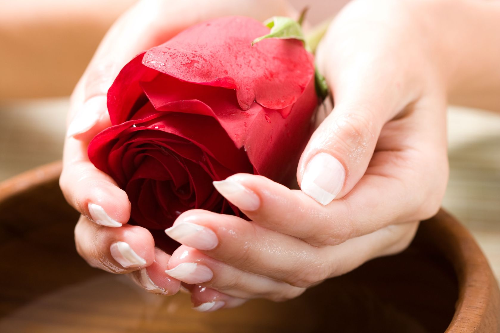 Розочки дарить. Цветок на руку.. Цветы розы в руках.