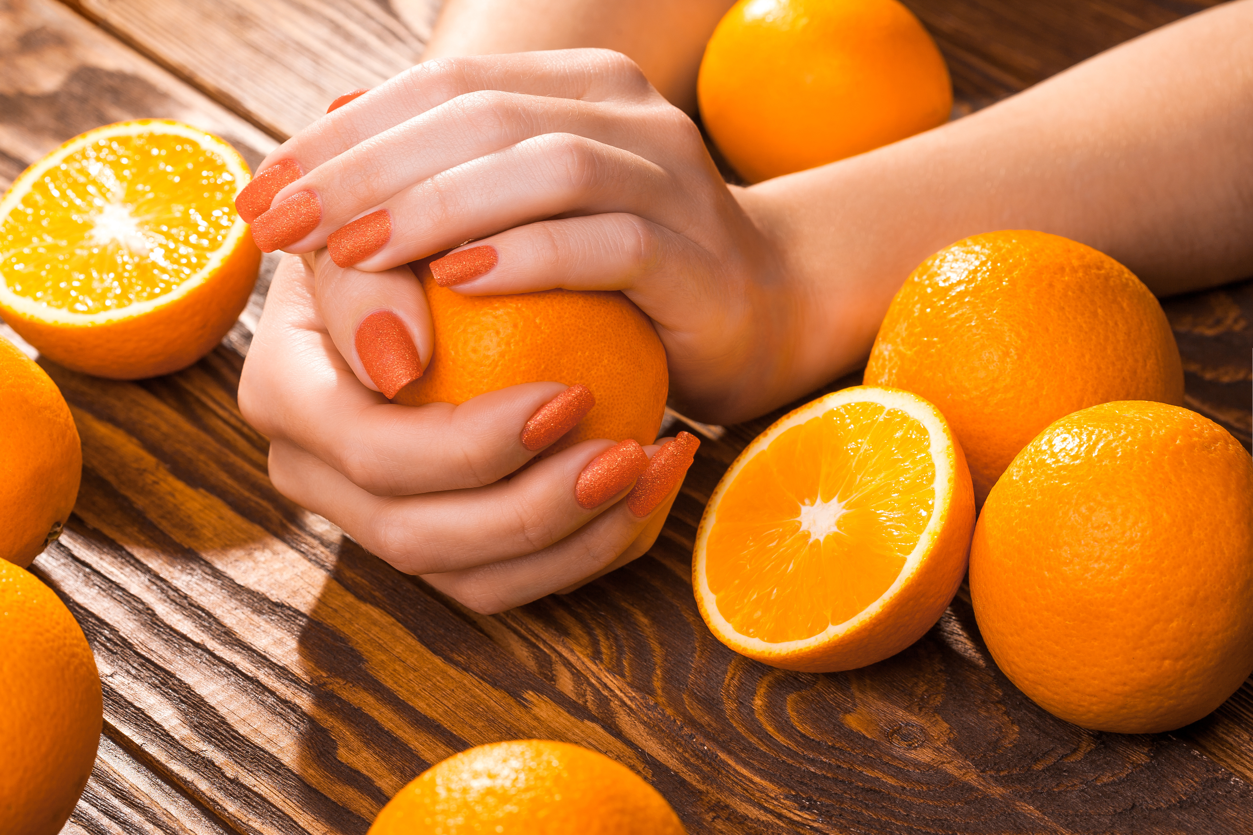 Массаж горячими апельсинами челябинск. Массаж апельсинами. Апельсин в руке. Девушка с апельсинами. Массаж горячими апельсинами.